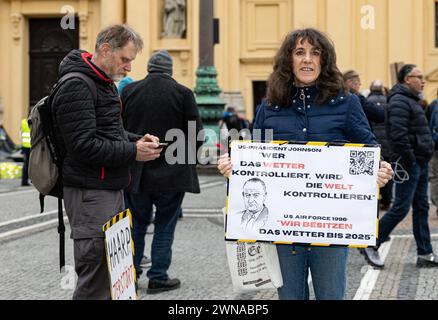 L'idéologue du complot signe sur HAARP et Geo Engineering. Des centaines de personnes se sont rassemblées pour la manifestation climatique organisée par Fridays for future et Verdi le 1er mars 2024 à Munich. Ils voulaient manifester ensemble pour de meilleures conditions de travail ( dans les transports publics ) et la justice climatique. Cependant, la manifestation a été dominée par de nombreux panneaux et bannières de théoriciens du complot, dont certains niaient le changement climatique causé par l'homme. (Photo Alexander Pohl/Sipa USA) Banque D'Images