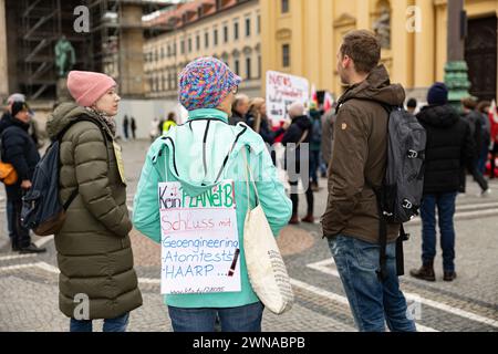 L'idéologue du complot signe sur HAARP et Geo Engineering. Des centaines de personnes se sont rassemblées pour la manifestation climatique organisée par Fridays for future et Verdi le 1er mars 2024 à Munich. Ils voulaient manifester ensemble pour de meilleures conditions de travail ( dans les transports publics ) et la justice climatique. Cependant, la manifestation a été dominée par de nombreux panneaux et bannières de théoriciens du complot, dont certains niaient le changement climatique causé par l'homme. (Photo Alexander Pohl/Sipa USA) Banque D'Images