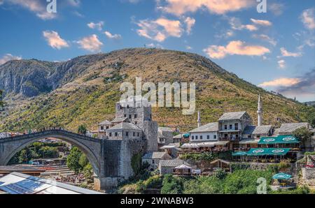 MOSTAR, BOSNIE-HERZÉGOVINE - 15 AOÛT 2022 : Stari Most, connu sous le nom de pont de Mostar, est un pont ottoman reconstruit du XVIe siècle qui traverse la rivière Nère Banque D'Images