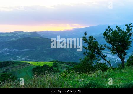 Beau paysage dans les montagnes avec le soleil à l'aube. Montagnes au coucher du soleil. Azerbaïdjan montagnes du Caucase Banque D'Images