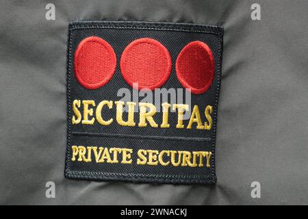 Houston, Texas États-Unis 12-27-2023. Logo de l'emblème Securitas Security Services isolé sur une manche de veste. Société de sécurité mondiale fondée en Suède en 1934. Banque D'Images