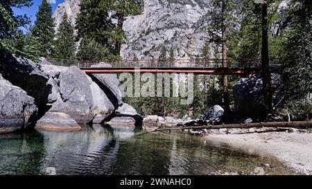 Pont rouge sur la rivière Kings dans le parc national de Kings Canyon. Banque D'Images