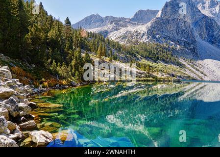 La vue sur le lac Reflection dans le parc national de Kings Canyon. Banque D'Images