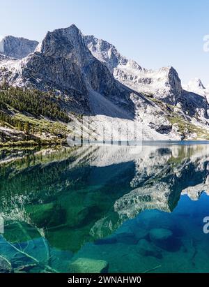 La vue sur le lac Reflection dans le parc national de Kings Canyon. Banque D'Images