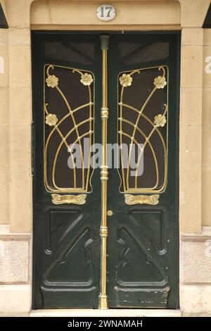 Une porte de style art nouveau dans la ville de San Sebastian Banque D'Images