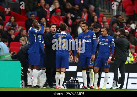 Mauricio Pochettino, gérant de Chelsea, parle à ses joueurs - Chelsea v Liverpool, finale de la Carabao Cup, stade de Wembley, Londres, Royaume-Uni - 25 février 2024 usage éditorial uniquement - des restrictions DataCo s'appliquent Banque D'Images