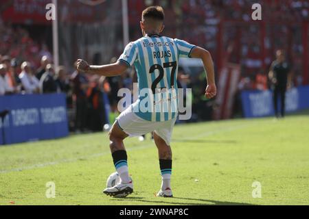 Avellaneda, Argentine, 24, février 2024. Gabriel Rojas passe le ballon lors du match entre Independiente vs Racing Club. Banque D'Images