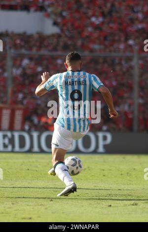 Avellaneda, Argentine, 24, février 2024. Adrian Martinez passe le ballon lors du match entre Independiente vs Racing Club. Banque D'Images