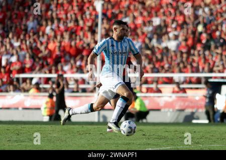 Avellaneda, Argentine, 24, février 2024. Adrian Martinez dribble avec le ballon pendant le match entre Independiente vs Racing Club. Banque D'Images