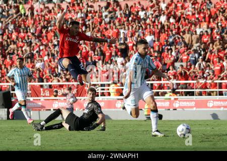 Avellaneda, Argentine, 24, février 2024. Adrian Martinez dribble avec le ballon pendant le match entre Independiente vs Racing Club. Banque D'Images