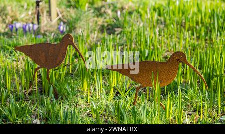 Caractéristique ornementale en métal d'oiseau curlew dans l'herbe, jardin de Shepherd House, Inveresk, East Lothian, Écosse, ROYAUME-UNI Banque D'Images