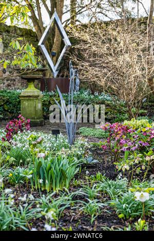 Sculptures ornementales en métal et gouttes de neige au printemps, jardin Shepherd House, Inveresk, East Lothian, Écosse, ROYAUME-UNI Banque D'Images