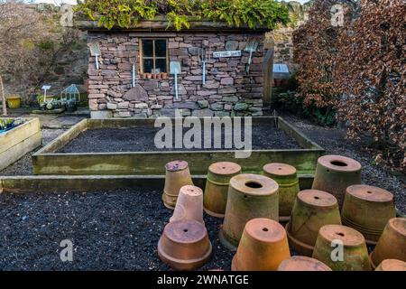 Remise en pot et pots de fleurs, jardin Shepherd House, Inveresk, East Lothian, Écosse, ROYAUME-UNI Banque D'Images