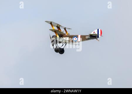 Sopwith Triplane 'N6290 DIXIE II' a été mis en vol lors du salon aérien Race Day qui s'est tenu à Shuttleworth le 1er octobre 2023. Banque D'Images