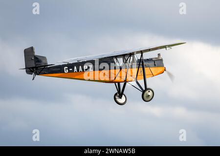 1931 Desoutter Mk.1 'G-AAPZ' aéroporté lors du spectacle aérien Race Day qui s'est tenu à Shuttleworth le 1er octobre 2023. Banque D'Images