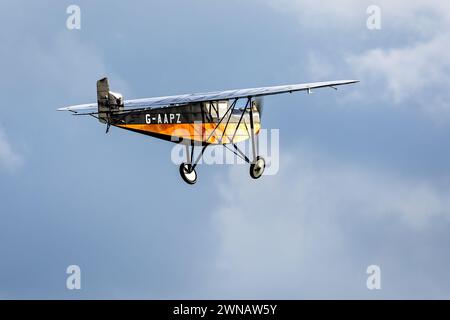 1931 Desoutter Mk.1 'G-AAPZ' aéroporté lors du spectacle aérien Race Day qui s'est tenu à Shuttleworth le 1er octobre 2023. Banque D'Images