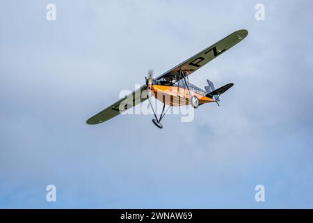 1931 Desoutter Mk.1 'G-AAPZ' aéroporté lors du spectacle aérien Race Day qui s'est tenu à Shuttleworth le 1er octobre 2023. Banque D'Images