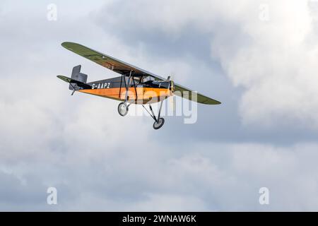 1931 Desoutter Mk.1 'G-AAPZ' aéroporté lors du spectacle aérien Race Day qui s'est tenu à Shuttleworth le 1er octobre 2023. Banque D'Images