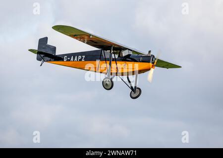 1931 Desoutter Mk.1 'G-AAPZ' aéroporté lors du spectacle aérien Race Day qui s'est tenu à Shuttleworth le 1er octobre 2023. Banque D'Images