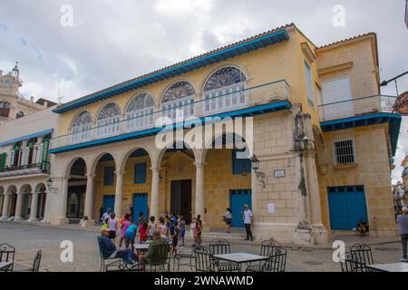 Casa del Conde Jaruco sur la place de la vieille ville (Plaza Vieja) le matin dans la vieille Havane (la Habana Vieja), Cuba. La vieille Havane est un site du patrimoine mondial. Banque D'Images