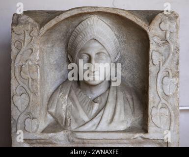 Relief funéraire dédié par son ami Caius Domitus Agathopus à Maria Auxesis, décédée à l'âge de quarante et un ans. Détail du buste du défunt. Ma Banque D'Images