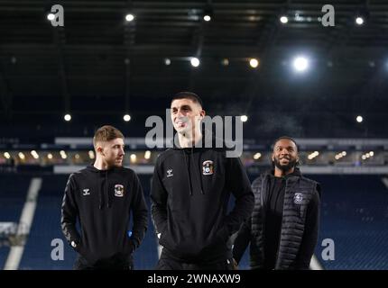 Josh Eccles de Coventry City, Bobby Thomas et Kasey Palmer avant le Sky Bet Championship match à la Coventry Building Society Arena, Coventry. Date de la photo : vendredi 1er mars 2024. Banque D'Images