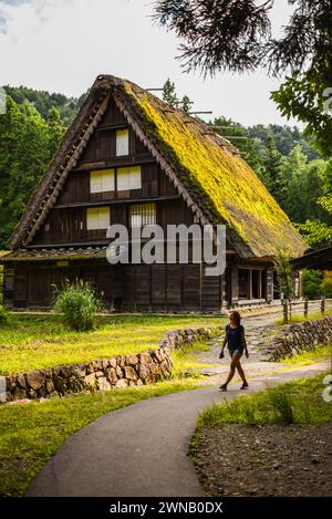 Jeune femme caucasienne visitant le village folklorique de Hida, musée en plein air de Hida no Sato à Takayama, au Japon Banque D'Images