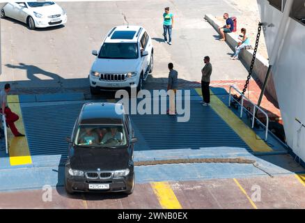 27 juin 2015 Russie Port Kavkaz. Chargement de voitures sur un ferry un jour d'été. Véhicules chargés sur le ferry de voiture. Banque D'Images