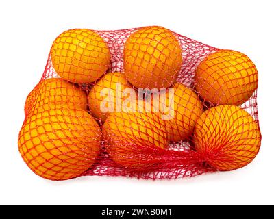 Oranges en filet en plastique isolé sur blanc avec chemin de découpage. Fruits d'oranges emballés pour la vente Banque D'Images