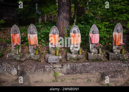 Rokujizou (six statues de Jizo) dans le village folklorique de Hida, musée en plein air de Hida no Sato à Takayama, au Japon Banque D'Images