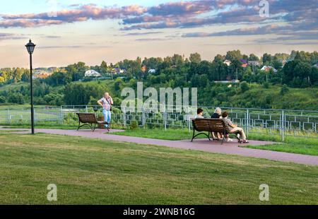 23 juillet 2022 Russie région de Tver ville de Rzhev. Les gens sont assis sur un banc sur le remblai de la rivière Volga. Ils se reposent par une chaude soirée ensoleillée. Style de vie Banque D'Images