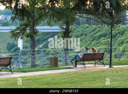 23 juillet 2022 Russie région de Tver ville de Rzhev. Les gens sont assis sur un banc sur le remblai de la rivière Volga. Ils se reposent par une chaude soirée ensoleillée. Style de vie Banque D'Images