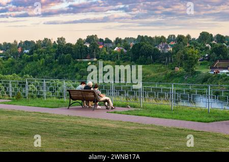 23 juillet 2022 Russie région de Tver ville de Rzhev. Les gens sont assis sur un banc sur le remblai de la rivière Volga. Ils se reposent par une chaude soirée ensoleillée. Style de vie Banque D'Images