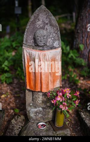 Rokujizou (six statues de Jizo) dans le village folklorique de Hida, musée en plein air de Hida no Sato à Takayama, au Japon Banque D'Images