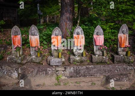 Rokujizou (six statues de Jizo) dans le village folklorique de Hida, musée en plein air de Hida no Sato à Takayama, au Japon Banque D'Images