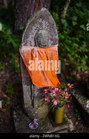 Rokujizou (six statues de Jizo) dans le village folklorique de Hida, musée en plein air de Hida no Sato à Takayama, au Japon Banque D'Images