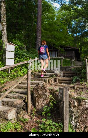 Jeune femme caucasienne visitant le village folklorique de Hida, musée en plein air de Hida no Sato à Takayama, au Japon Banque D'Images