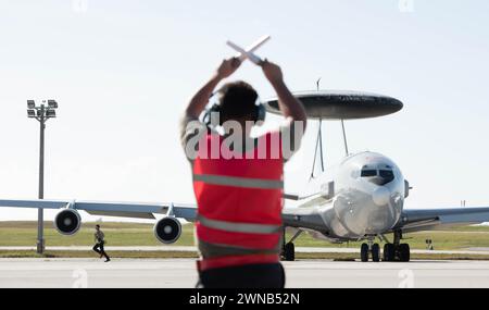 Les aviateurs de la 961st Aircraft maintenance Unit de l'US Air Force lancent un E-3 Sentry lors de l'exercice Cope North 24 à Anderson AFB, Guam, le 12 février 2024 Banque D'Images