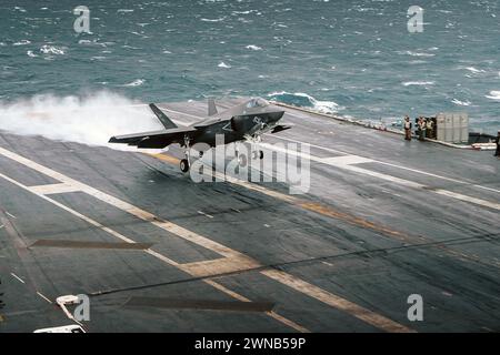 OCÉAN ATLANTIQUE (6 décembre 2023) un F-35C Lightning II du Strike Fighter Squadron (VFA) 147 atterrit sur le poste de pilotage Banque D'Images