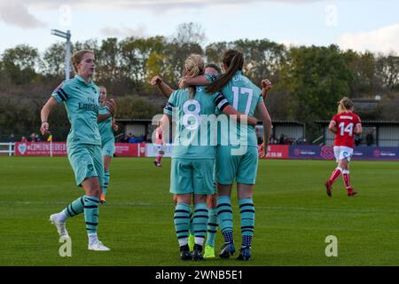 Bristol, Angleterre. 28 octobre 2018. Jordan Nobbs d'Arsenal célèbre avoir marqué le premier but de son équipe avec ses coéquipières Lisa Evans et Vivianne Miedema lors du match de Super League féminine entre Bristol City et Arsenal au Stoke Gifford Stadium de Bristol, Angleterre, Royaume-Uni, le 28 octobre 2018. Crédit : Duncan Thomas/Majestic Media. Banque D'Images