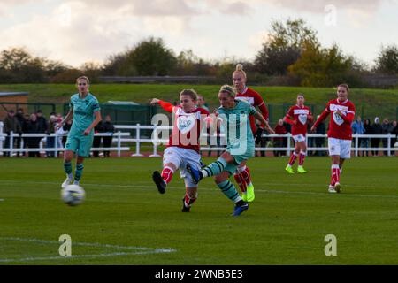 Bristol, Angleterre. 28 octobre 2018. Jordan Nobbs d'Arsenal marque le premier but de son équipe lors du match de Super League féminine entre Bristol City et Arsenal au Stoke Gifford Stadium à Bristol, Angleterre, le 28 octobre 2018. Crédit : Duncan Thomas/Majestic Media. Banque D'Images