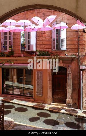 Décoration de rue parapluie rose, Grasse, Alpes Maritimes, Côte d'Azur, Banque D'Images