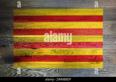 Drapeau de Catalogne sur fond rustique de surface de vieux bois Banque D'Images