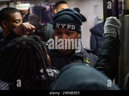 Brooklyn, New York, États-Unis. 29 février 2024. Plus de 200 manifestants se rassemblent lors d'un rassemblement « action d'urgence pour Gaza » à Union Square et défilent dans la gare d'Union Square, tentant d'entrer par la porte d'urgence, après la mort de plus de 100 Palestiniens et plus de 700 blessés dans un couloir d'aide humanitaire dans le nord de Gaza. (Crédit image : © Edna Leshowitz/ZUMA Press Wire) USAGE ÉDITORIAL SEULEMENT! Non destiné à UN USAGE commercial ! Banque D'Images