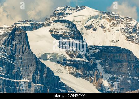 Emblématique lac Louise vu de loin près de la télécabine avec une vue imprenable sur la montagne entourant la nature turquoise, zone de parc national. Banque D'Images