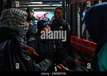 Brooklyn, New York, États-Unis. 29 février 2024. Plus de 200 manifestants se rassemblent lors d'un rassemblement « action d'urgence pour Gaza » à Union Square et défilent dans la gare d'Union Square, tentant d'entrer par la porte d'urgence, après la mort de plus de 100 Palestiniens et plus de 700 blessés dans un couloir d'aide humanitaire dans le nord de Gaza. (Crédit image : © Edna Leshowitz/ZUMA Press Wire) USAGE ÉDITORIAL SEULEMENT! Non destiné à UN USAGE commercial ! Banque D'Images