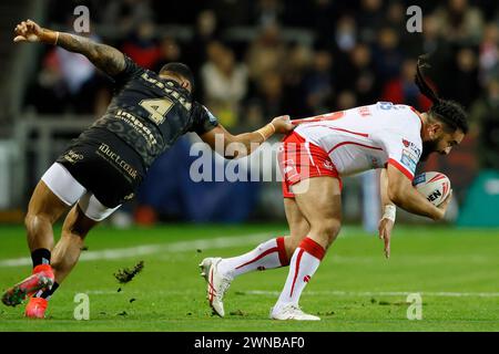 Konrad Hurrell de St Helens (à droite) est attaqué par Ricky Leutele de Leigh Leopards lors du match de Betfred Super League au Totally Wicked Stadium de St Helens. Date de la photo : vendredi 1er mars 2024. Banque D'Images