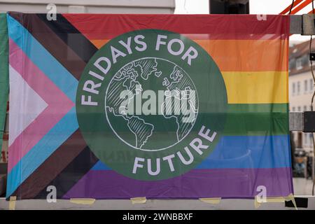 Bundesweiter Klimastreik von Verdi und Fridays for future Symbolbild : Bunte Fahne der Bewegung Fridays for future FFF. Nürnberg Bayern Deutschland *** grève climatique nationale par Verdi et les vendredis pour l'avenir image symbolique drapeau coloré des vendredis pour le futur mouvement FFF Nuremberg Bavière Allemagne 20240301-6V2A4205 Banque D'Images