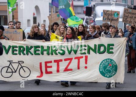 Bundesweiter Klimastreik von Verdi und Fridays for future Demonstrationszug in Nürnberg um die Altstadt unter dem motto Wir fahren zusammen. Hier vereinen sich Mitglieder der Gewerkschaft ver.di im Kampf für verbesserte Tarifverträge im öffentlichen Nahverkehr und bessere Arbeitsbedingungen, sowie Aktivist:innen von Friday for future, die sich für konsequenten Klimaschutz, die Verkehrswende und eine fortschrittliche Klimapolitik auf nationaler und europäischer Ebene engieren. Nürnberg Bayern Deutschland *** grève nationale pour le climat par Verdi et vendredi pour la future marche de démonstration à Nure Banque D'Images