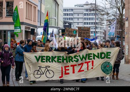 Bundesweiter Klimastreik von Verdi und Fridays for future Demonstrationszug in Nürnberg um die Altstadt unter dem motto Wir fahren zusammen. Hier vereinen sich Mitglieder der Gewerkschaft ver.di im Kampf für verbesserte Tarifverträge im öffentlichen Nahverkehr und bessere Arbeitsbedingungen, sowie Aktivist:innen von Friday for future, die sich für konsequenten Klimaschutz, die Verkehrswende und eine fortschrittliche Klimapolitik auf nationaler und europäischer Ebene engieren. Nürnberg Bayern Deutschland *** grève nationale pour le climat par Verdi et vendredi pour la future marche de démonstration à Nure Banque D'Images